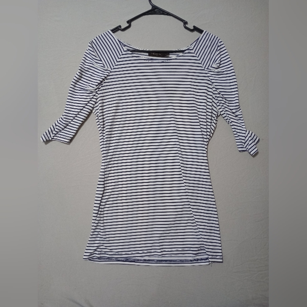 The Limited Striped Top Size S Round Neck 3/4 Sleeve White Blue Stretch Casual